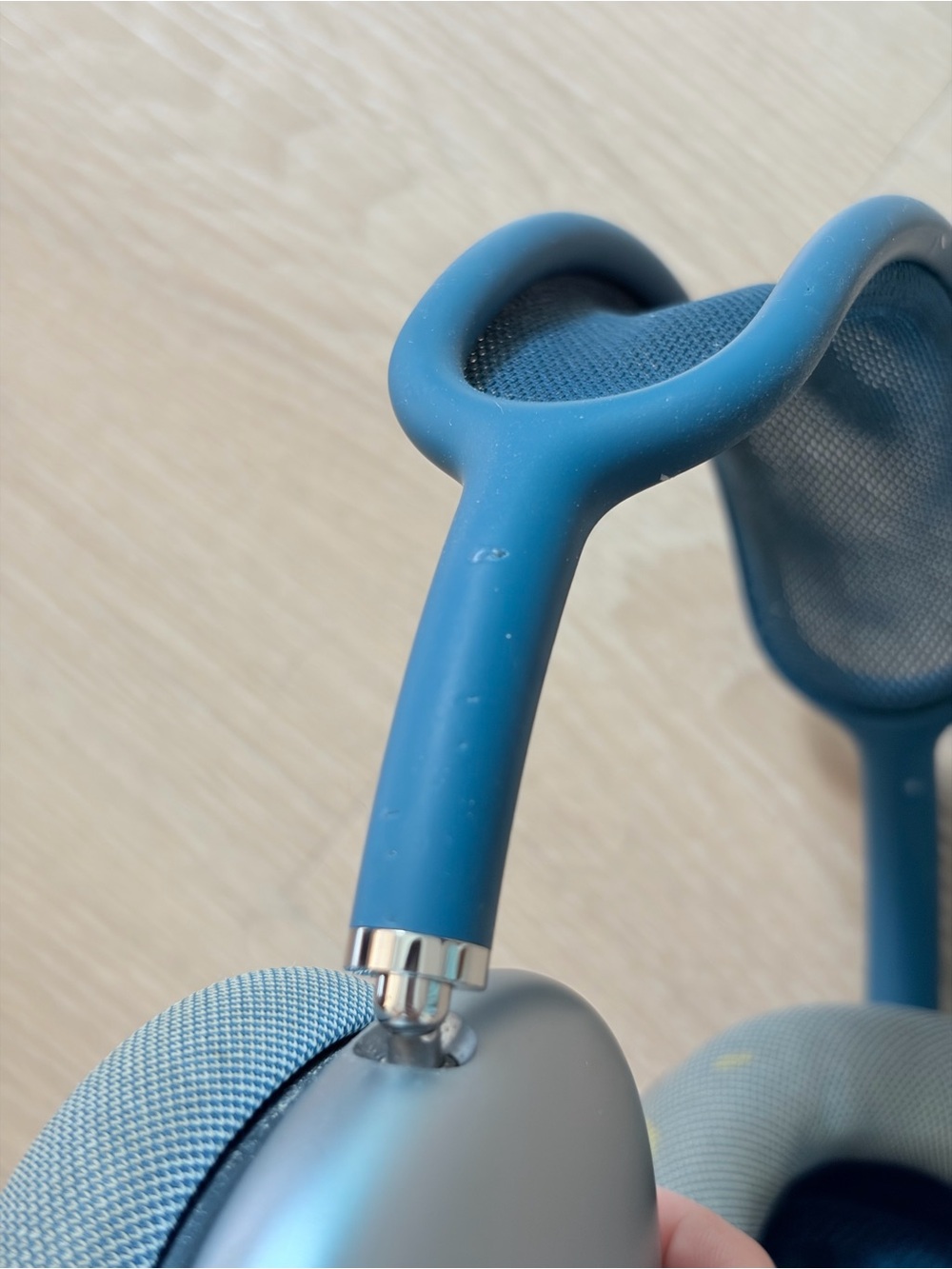 Apple AirPods Max Over-Ear Headphones - Silver and Blue - Picture 7 of 7